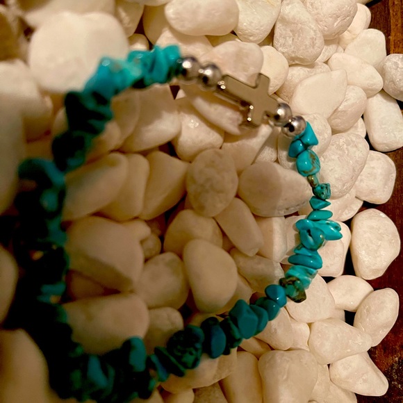 Turquoise cross bracelet ready to be stacked or single worn - Picture 3 of 3